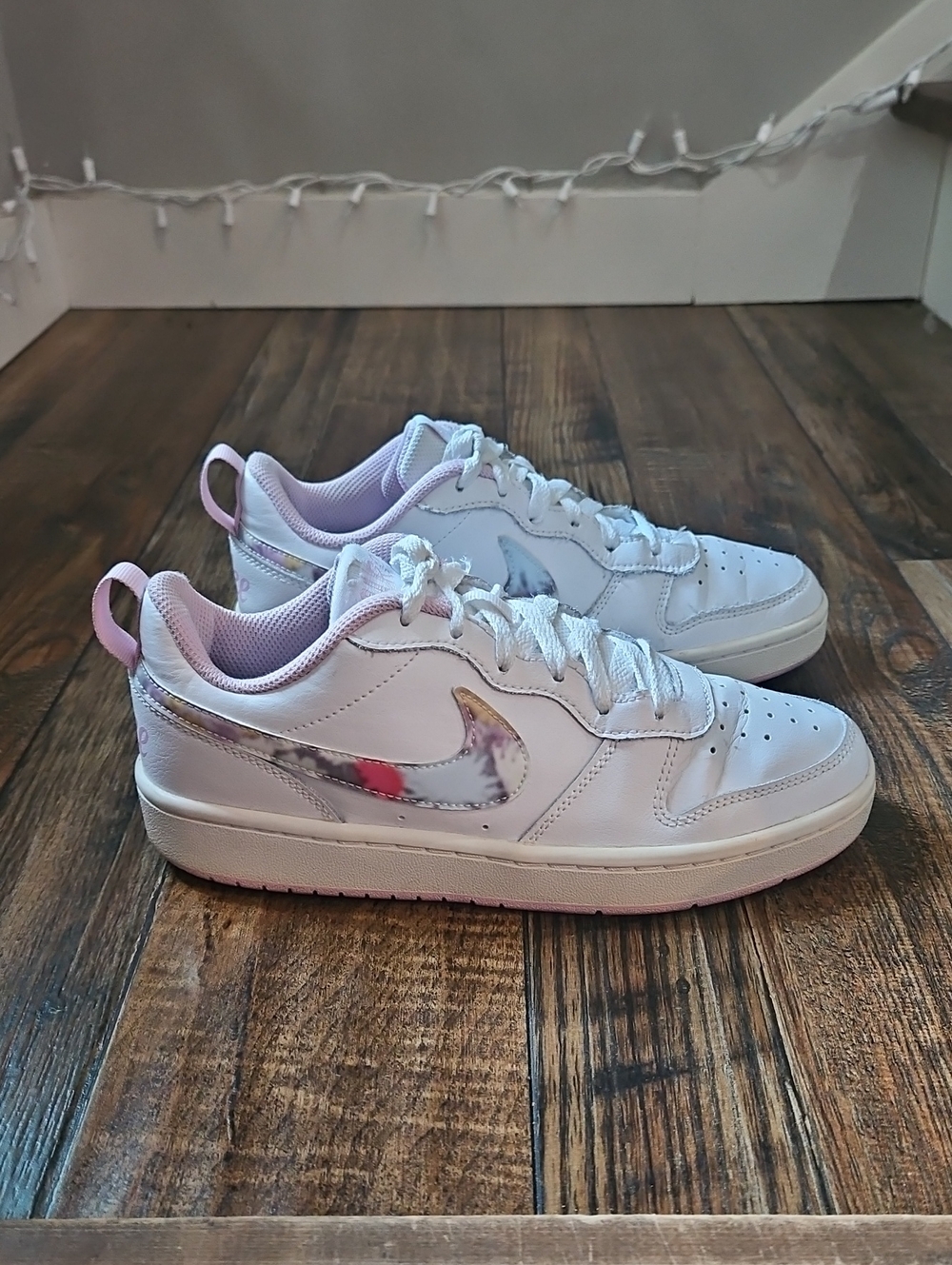 Nike Kids White Leather Low-Top Sneakers with Marbled Swoosh and Pink Details